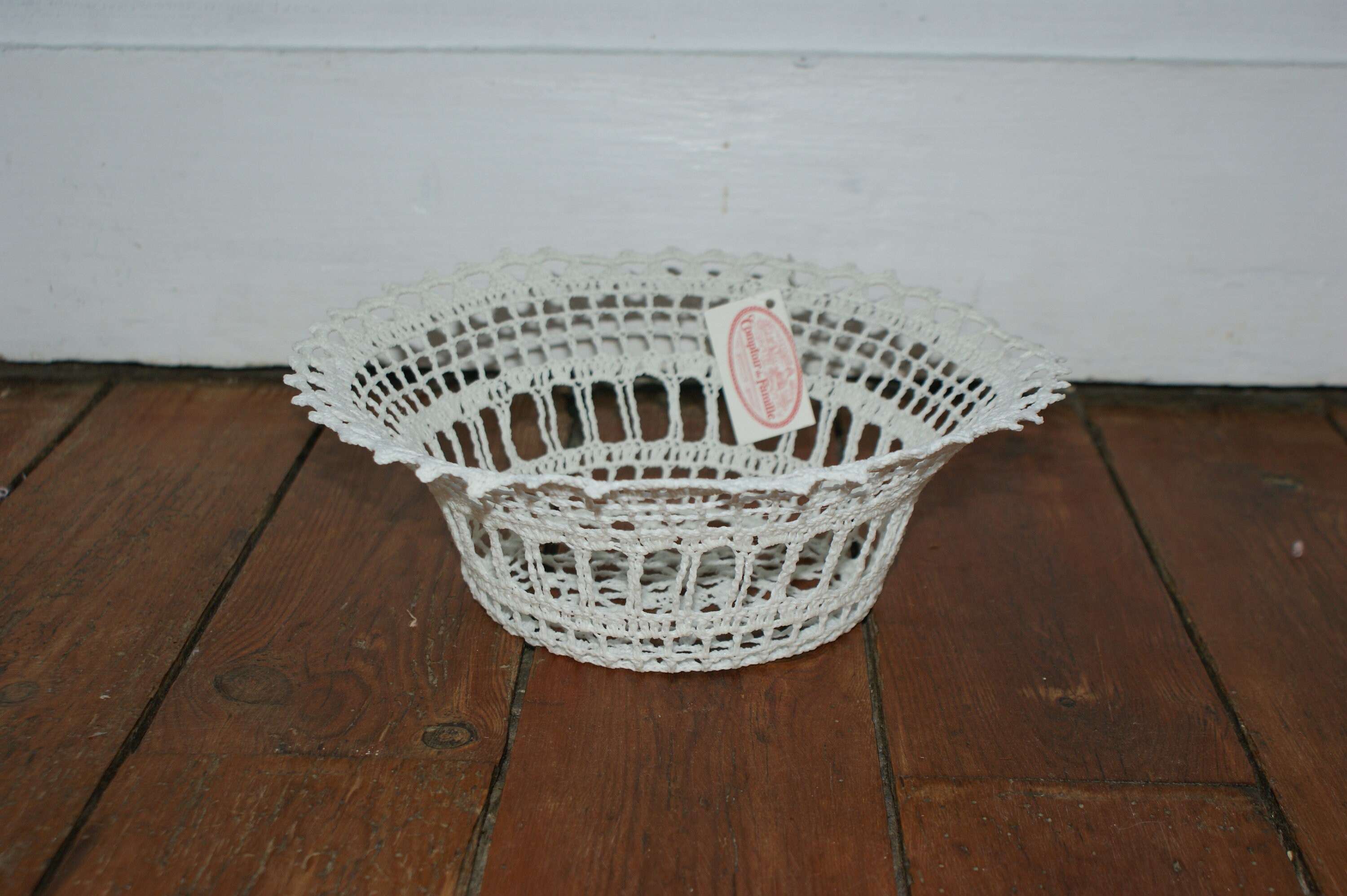 Corbeille Comptoir de Famille en Crochet Blanc Rigidifié Style Rétro