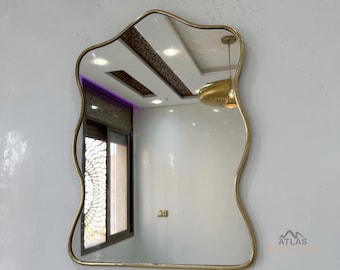 Grote zwarte boogspiegel, goudgewelfde vloerspiegel, antiek messing spiegel, stijlvolle gebogen wandspiegel voor elegante interieuroplossingen