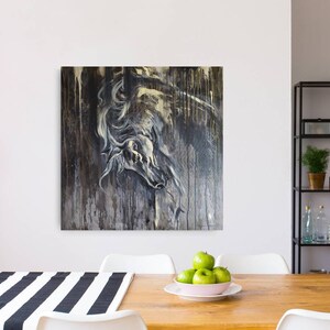 K&ouml;nnte beinhalten: Abstrakte Malerei eines wei&szlig;en Pferdekopfes auf einem dunklen Hintergrund mit Farbtropfen. Das Gem&auml;lde ist auf einer Holzleinwand.