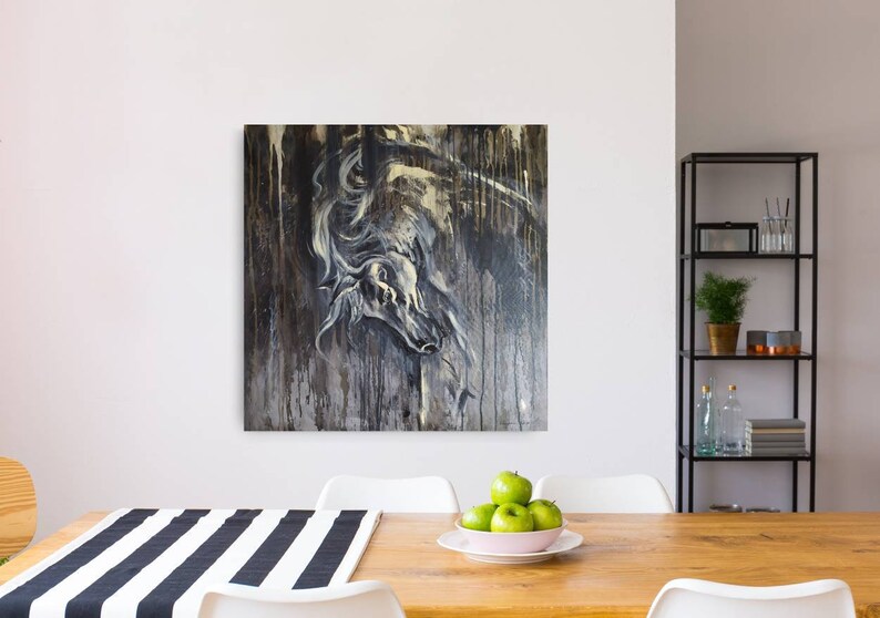 K&ouml;nnte beinhalten: Abstrakte Malerei eines wei&szlig;en Pferdekopfes auf einem dunklen Hintergrund mit Farbtropfen. Das Gem&auml;lde ist auf einer Holzleinwand.