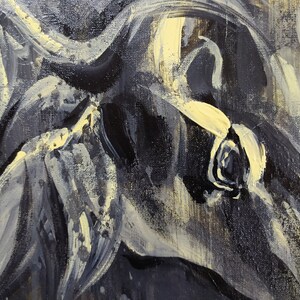 K&ouml;nnte beinhalten: Abstraktes Gem&auml;lde mit dicken Pinselstrichen in Schwarz und Wei&szlig; mit gelben Akzenten. Das Gem&auml;lde hat eine strukturierte Oberfl&auml;che und eine wirbelnde, dynamische Komposition.