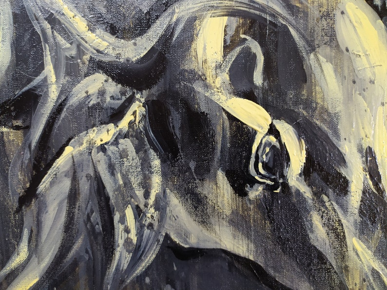 K&ouml;nnte beinhalten: Abstraktes Gem&auml;lde mit dicken Pinselstrichen in Schwarz und Wei&szlig; mit gelben Akzenten. Das Gem&auml;lde hat eine strukturierte Oberfl&auml;che und eine wirbelnde, dynamische Komposition.