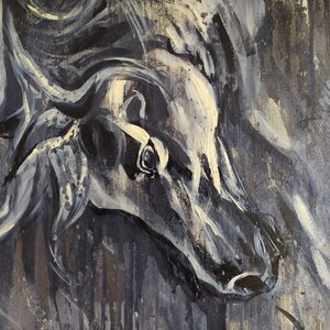 K&ouml;nnte beinhalten: Eine Nahaufnahme eines abstrakten Schwarzwei&szlig;bildes eines Pferdekopfes. Das Auge des Pferdes ist sichtbar und das Gem&auml;lde hat einen strukturierten Pinselstrich-Effekt.