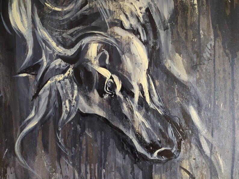 K&ouml;nnte beinhalten: Eine Nahaufnahme eines abstrakten Schwarzwei&szlig;bildes eines Pferdekopfes. Das Auge des Pferdes ist sichtbar und das Gem&auml;lde hat einen strukturierten Pinselstrich-Effekt.