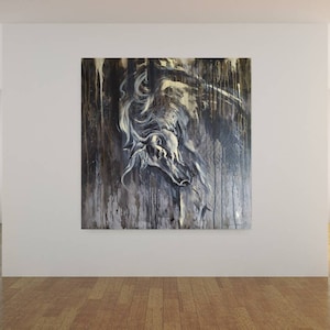 K&ouml;nnte beinhalten: Ein abstraktes Schwarzwei&szlig;bild eines Pferdekopfes mit strukturiertem Hintergrund. Das Bild ist gerahmt und h&auml;ngt an einer wei&szlig;en Wand in einem modernen Galerie-Setting.