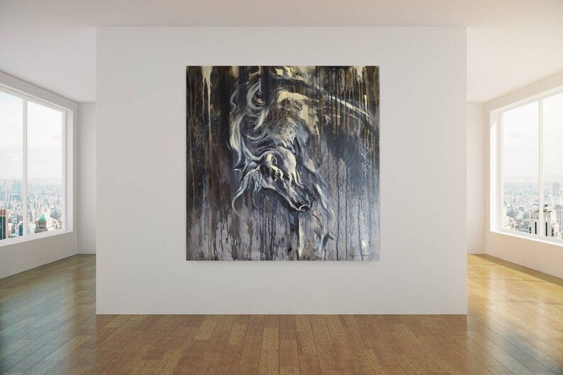 K&ouml;nnte beinhalten: Ein abstraktes Schwarzwei&szlig;bild eines Pferdekopfes mit strukturiertem Hintergrund. Das Bild ist gerahmt und h&auml;ngt an einer wei&szlig;en Wand in einem modernen Galerie-Setting.