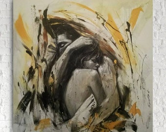 Peut inclure: Peinture abstraite de deux figures qui s'embrassent, sur un fond jaune et brun. Les figures sont peintes dans des tons de gris et de noir, et leurs visages sont cachés.