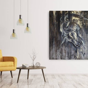 K&ouml;nnte beinhalten: Ein abstraktes Schwarzwei&szlig;bild eines Pferdekopfes mit strukturiertem Hintergrund. Das Bild h&auml;ngt an einer wei&szlig;en Wand in einem Wohnzimmer.