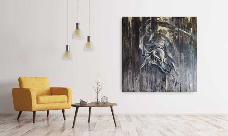 K&ouml;nnte beinhalten: Ein abstraktes Schwarzwei&szlig;bild eines Pferdekopfes mit strukturiertem Hintergrund. Das Bild h&auml;ngt an einer wei&szlig;en Wand in einem Wohnzimmer.