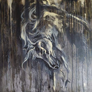 K&ouml;nnte beinhalten: Ein abstraktes Gem&auml;lde in Schwarzwei&szlig;, das einen Pferdekopf darstellt. Der Pferdekopf befindet sich im Vordergrund und der Hintergrund ist eine dunkle, strukturierte Oberfl&auml;che mit wei&szlig;en Farbstrichen.