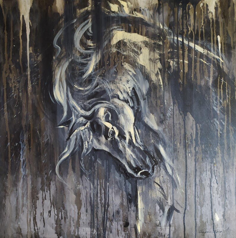 K&ouml;nnte beinhalten: Ein abstraktes Gem&auml;lde in Schwarzwei&szlig;, das einen Pferdekopf darstellt. Der Pferdekopf befindet sich im Vordergrund und der Hintergrund ist eine dunkle, strukturierte Oberfl&auml;che mit wei&szlig;en Farbstrichen.