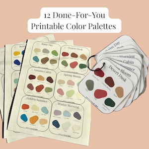 Pode incluir: Uma coleção de 12 paletas de cores imprimíveis, com esquemas de cores como "Rainy Day" e "Desert Dusk". Cada paleta inclui uma seleção de cores, com um cartão de amostras em anel para fácil referência. O texto "12 Done-For-You Printable Color Palettes" é exibido.