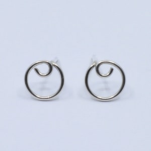 Runde Ohrstecker aus Sterlingsilber mit kleinen Kurvendetails. Silberohrringe, handgefertigt, Silberschmuck, dezente Ohrringe, zierliche Ohrstecker