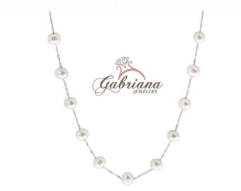Könnte beinhalten: Eine silberne Kette mit gleichmäßig verteilten weißen Perlen. Die Kette wird mit dem Logo von Gabriana Jewelers präsentiert, das ein Diamantsymbol und den Text Gabriana Jewelers in einer Kombination aus Schreib- und serifenloser Schrift enthält.