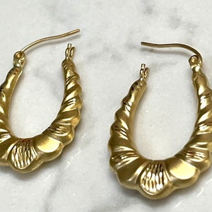 18K Solid Yellow Gold Hoop Earrings / Huggie Earrings With Diamond Cut Finish / Matt And Shiny Hoops / Ear Stacking / For Everyday Wear