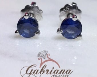 Aretes de oro blanco sólido de 14K de 0,64 tcw / Aretes de zafiro azul de corte redondo / Cesta de 3 puntas / Tornillo hacia atrás / Para alguien especial