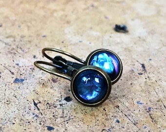 Delikatne brązowe kolczyki z zapięciem dźwigniowym: 8 mm kaboszony z imitacji pereł, hipoalergiczne