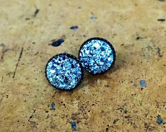 Handgemachte silberne Druzy Ohrstecker: Bronzefassung, 8 mm