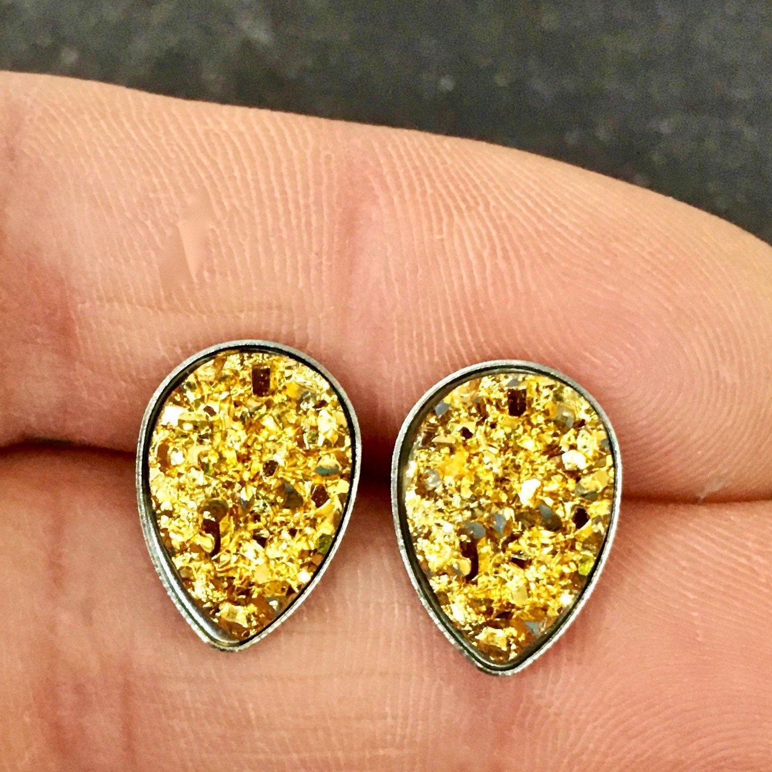 Orecchini in oro bianco con pietra verde rettangolare e zirconi - Sari Gold