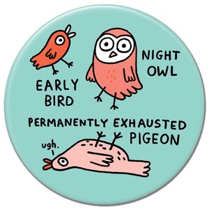 Puede incluir: Un botón redondo azul turquesa con un pájaro rojo, un búho rosa y una paloma rosa. El texto en el botón dice "Early Bird", "Night Owl", "Permanently Exhausted Pigeon" y "ugh."