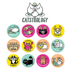 Può includere: Un set di 12 adesivi rotondi colorati con gatti in diversi segni zodiacali. Ogni adesivo presenta un'illustrazione di gatto e il nome del segno zodiacale, come "Acquario", "Pesci", "Ariete", "Toro", "Gemelli", "Cancro", "Leone", "Vergine", "Bilancia", "Scorpione", "Sagittario" e "Capricorno". Gli adesivi sono disposti in un cerchio attorno alle parole "CATSTROLORY".