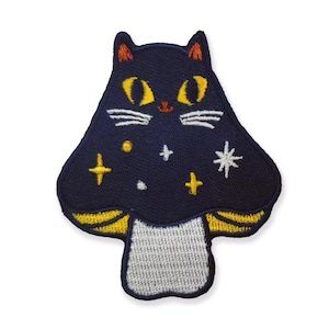 Puede incluir: Parche bordado con un diseño de gato negro sobre una forma de hongo. El gato tiene ojos amarillos y orejas naranjas. La tapa del hongo es azul marino con estrellas amarillas y acentos de estrellas blancas. El tallo es gris y blanco.
