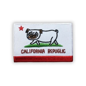 Op de afbeelding: Geborduurde patch met een cartoon mopshond ontwerp. De patch heeft een witte achtergrond, een rode rand en toont een rode ster, groen gras en de tekst "CALIFORNIA REPUGLIC" in bruin.