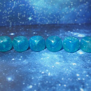 Unico nel suo genere, Glowing Turquoise , d6 Dice Set Glow in the Dark immagine 2