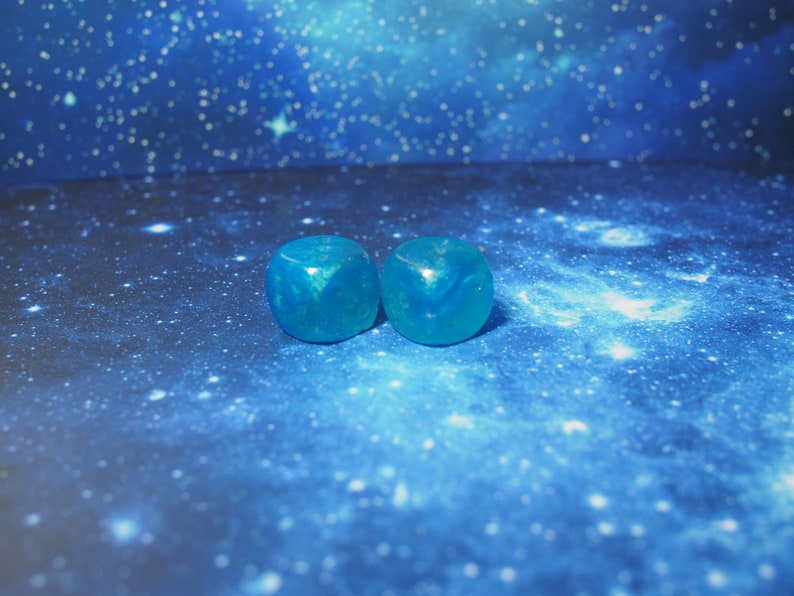 Unico nel suo genere, Glowing Turquoise , d6 Dice Set Glow in the Dark immagine 3