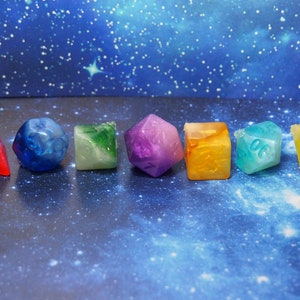 Ein von Art, Regenbogen/Perle weiß Wirbel, Polyeder Würfel Set (jeder Satz wird randomisiert, aber haben eine von jeder Farbe)