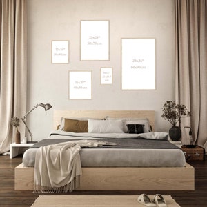 Pu&ograve; includere: Un interno di una camera da letto con un letto e una parete con cinque stampe incorniciate di diverse dimensioni. Le stampe hanno misure in pollici e centimetri. La stampa pi&ugrave; grande &egrave; di 24x36 pollici (60x90 cm).