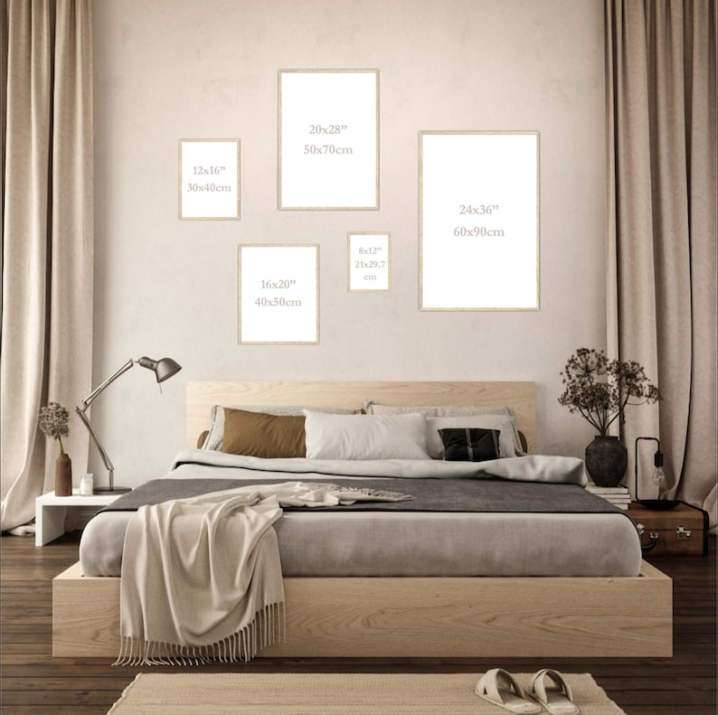 Pu&ograve; includere: Un interno di una camera da letto con un letto e una parete con cinque stampe incorniciate di diverse dimensioni. Le stampe hanno misure in pollici e centimetri. La stampa pi&ugrave; grande &egrave; di 24x36 pollici (60x90 cm).