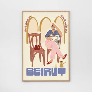 Puede incluir: Una ilustración colorida de un hombre sentado en un café en Beirut, Líbano. Está leyendo un periódico llamado "L'Orient Le Jour" y tiene una taza de café frente a él. El texto en árabe dice "شو هال احلى يوم?" que se traduce como "¡Qué hermoso día!" El texto en inglés dice "BEIRUT".