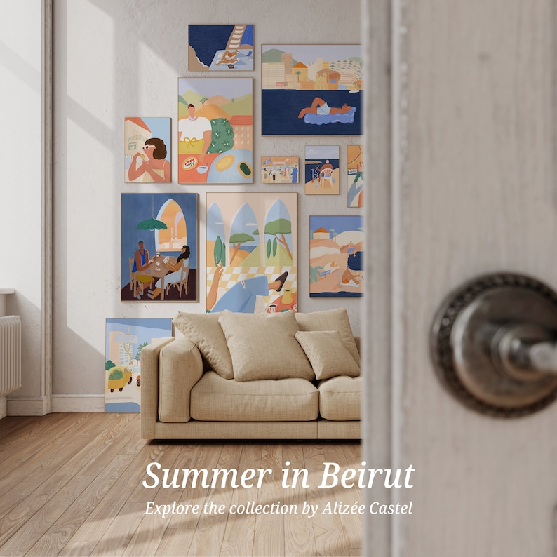 Pu&ograve; includere: Una collezione di illustrazioni colorate che rappresentano scene estive a Beirut, Libano. Le illustrazioni mostrano persone che si godono l'aria aperta, nuotano e si rilassano. Le opere d'arte sono esposte su una parete in un soggiorno.