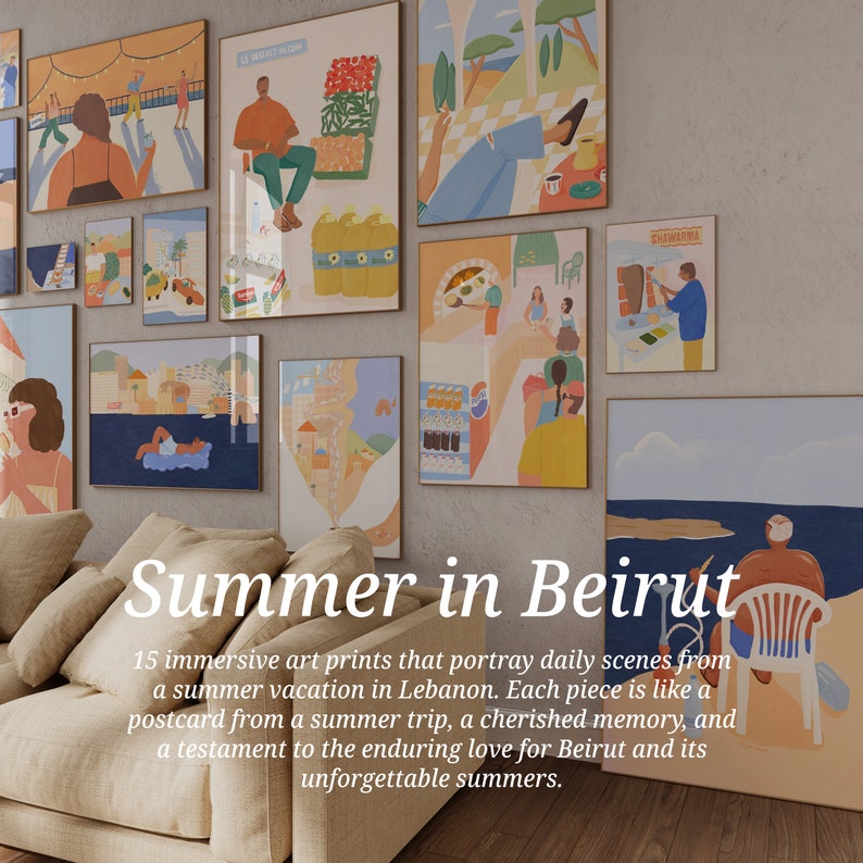 Pu&ograve; includere: Una collezione di 15 stampe d'arte colorate che ritraggono scene di una vacanza estiva a Beirut, Libano. Le stampe presentano illustrazioni di persone che si godono la citt&agrave;, tra cui un uomo che mangia shawarma, una donna che prende il sole in spiaggia e un gruppo di persone sedute a un bar. Le stampe sono disposte in una griglia su una parete, con un divano in primo piano. Il testo "Summer in Beirut" &egrave; scritto sotto le stampe.