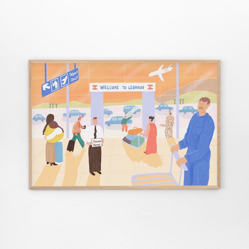 Pu&ograve; includere: Un'illustrazione colorata di persone che arrivano all'aeroporto in Libano. Il cartello recita "Benvenuti in Libano". Ci sono carrelli per i bagagli, persone che portano valigie e un uomo in tuta blu che spinge un carrello per i bagagli.