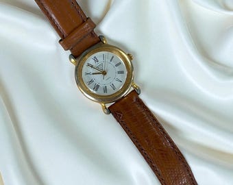 Reloj de pulsera Guess vintage de los años 80, esfera blanca, correa de cuero.