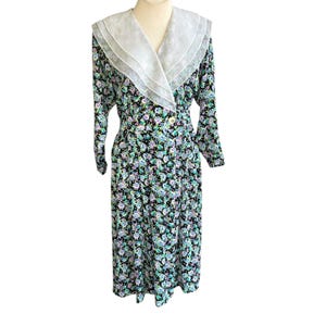 Vestido vintage Leslie Fay com gola em camadas e estampa floral, tamanho 10