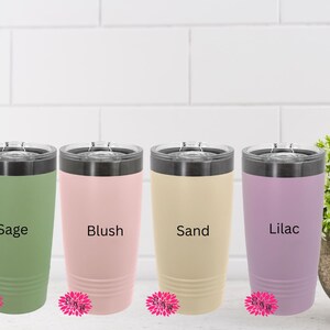 Puede incluir: Cuatro vasos de acero inoxidable con tapas en diferentes colores: verde salvia, rosa rubor, arena y lila. Los vasos son todos del mismo tama&ntilde;o y forma.