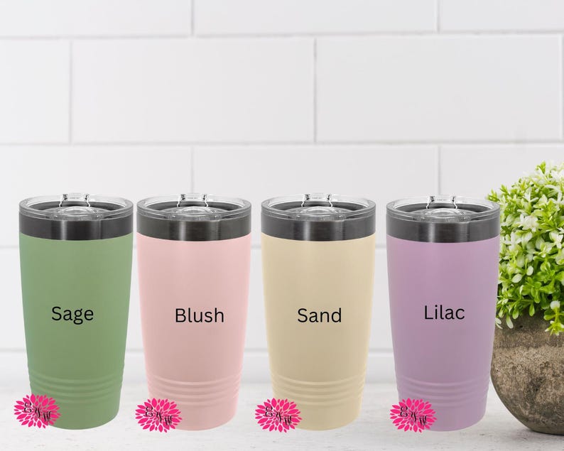 Puede incluir: Cuatro vasos de acero inoxidable con tapas en diferentes colores: verde salvia, rosa rubor, arena y lila. Los vasos son todos del mismo tama&ntilde;o y forma.