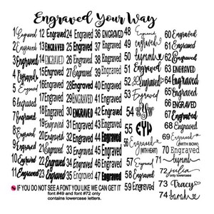 Puede incluir: Un fondo blanco con texto negro que enumera 74 opciones de grabado diferentes. El texto dice "Engraved Your Way" y enumera los n&uacute;meros del 1 al 74 con la palabra "Engraved" junto a cada n&uacute;mero. El texto tambi&eacute;n incluye una nota que dice "Si no ves una fuente que te guste, podemos conseguirla. La fuente #49 y la fuente #72 solo contienen letras min&uacute;sculas."