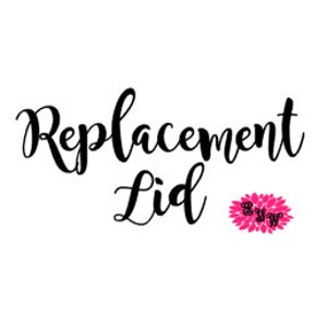 Pode incluir: Tampa de substitui&ccedil;&atilde;o para um frasco ou recipiente. A tampa &eacute; branca com texto preto que diz "Replacement Lid". Uma flor rosa com as letras "BW" no centro est&aacute; no canto inferior direito.