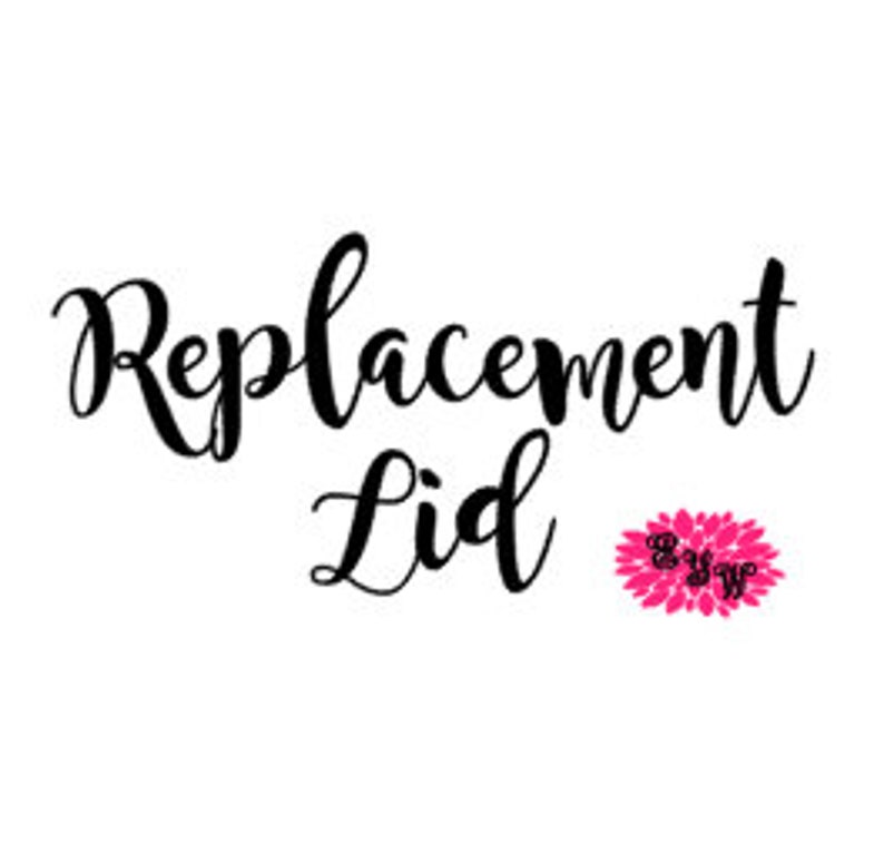 Pode incluir: Tampa de substitui&ccedil;&atilde;o para um frasco ou recipiente. A tampa &eacute; branca com texto preto que diz "Replacement Lid". Uma flor rosa com as letras "BW" no centro est&aacute; no canto inferior direito.