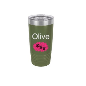 Puede incluir: Un vaso de acero inoxidable verde oliva con una inscripci&oacute;n blanca que dice "Olive" y un dise&ntilde;o floral rosa con las letras "E Y W" en negro.