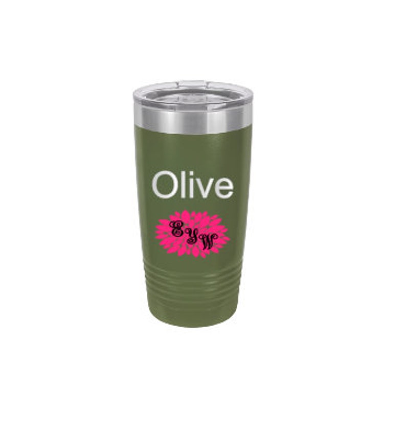Puede incluir: Un vaso de acero inoxidable verde oliva con una inscripci&oacute;n blanca que dice "Olive" y un dise&ntilde;o floral rosa con las letras "E Y W" en negro.