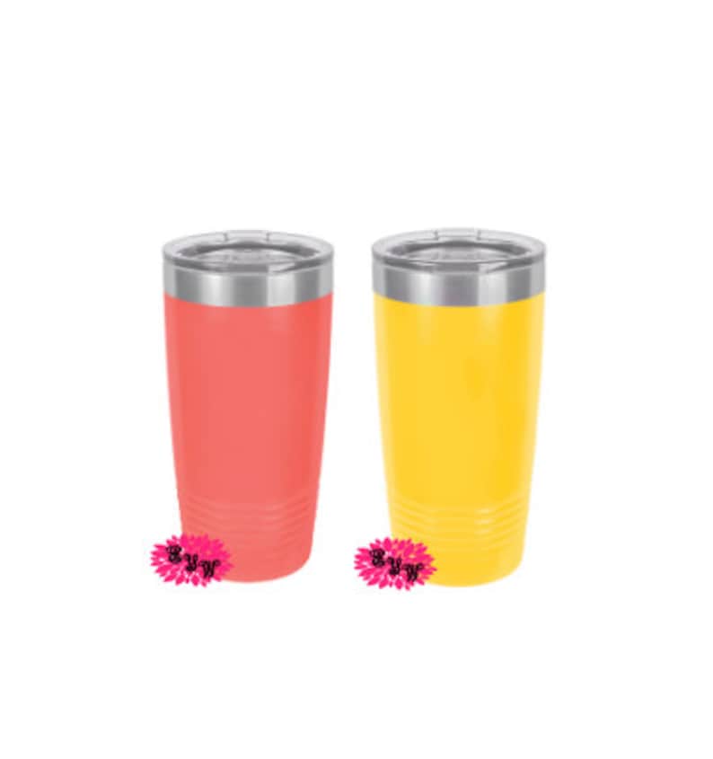 Puede incluir: Dos vasos de acero inoxidable con tapas. Uno es rosa coral y el otro es amarillo.