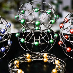 Magia en movimiento: pulsera de mandala que cambia de forma y que puedes usar y con la que puedes jugar.