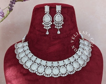 Conjunto de joias indianas para casamento com zircônias cúbicas: colar e brincos de prata com cravação em ouro.