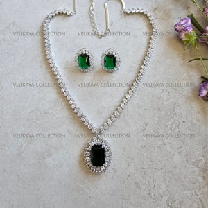 Collana con ciondolo verde Inaya e orecchini Collana con diamanti CZ Collana con smeraldi Collana con dichiarazione Collana in cristallo Gioielli da sposa Gioielli di Bollywood