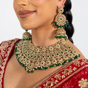 Collar de novia verde Jhumka Tikka Joyería de boda india Joyería pakistaní de esmeraldas Joyería punjabi de Bollywood Conjunto de collar gargantilla Polki imagen 1
